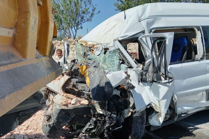 Kamyon û mînîbus li hev qelibîn: Mirîyek 18 birîndar