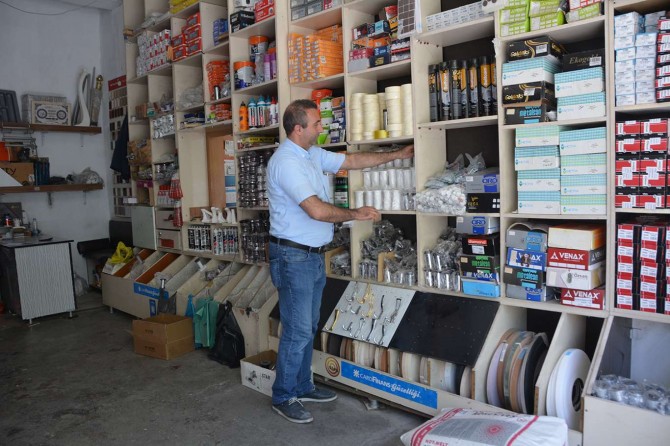 Batman’da hırsız gün ortasında esnafın cep telefonunu çaldı