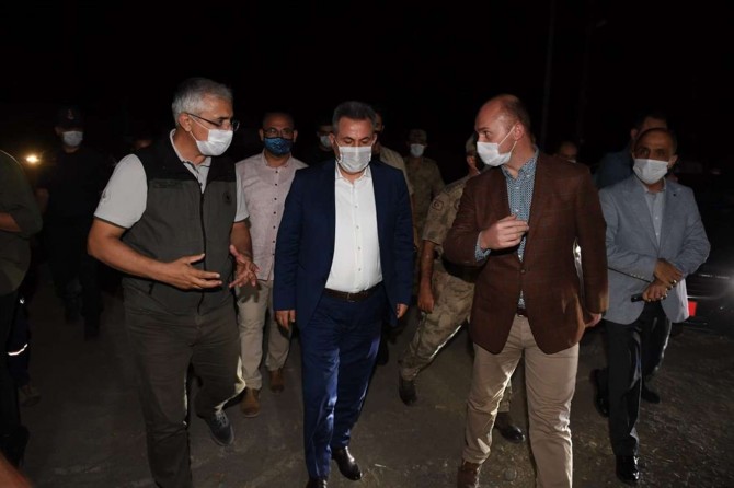 Adana Valisi Elban, Pozantı’daki yangın alanında incelemelerde bulundu