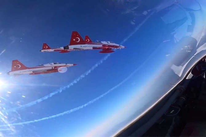 Akrobasi Timi'nden İzmir semalarında gösteri