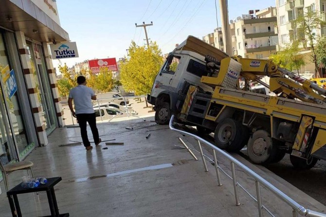 Gaziantep'te freni boşalan vinç işyeri merdivenlerine çarparak durdu