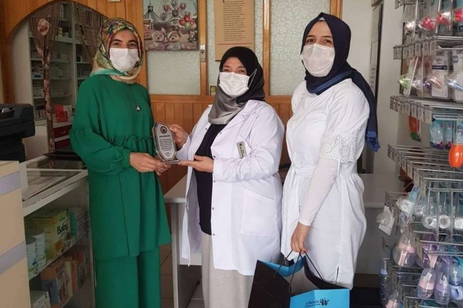 Malatya'da uzun süre eczacılık mesleğini icra edenler plaketle ödüllendirildi