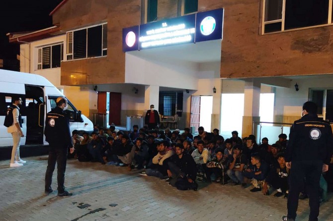 Li Wanê di mînîbusekê de 63 koçber hatin girtin