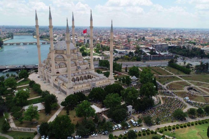 Adana’da tüm camilerde yağmur duası yapıldı