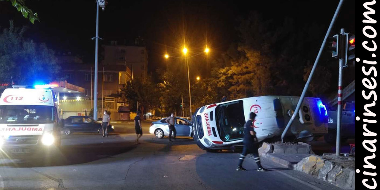 Diyarbakır'da DSİ kavşağında otomobil ile ambulans çarpıştı: 1 yaralı