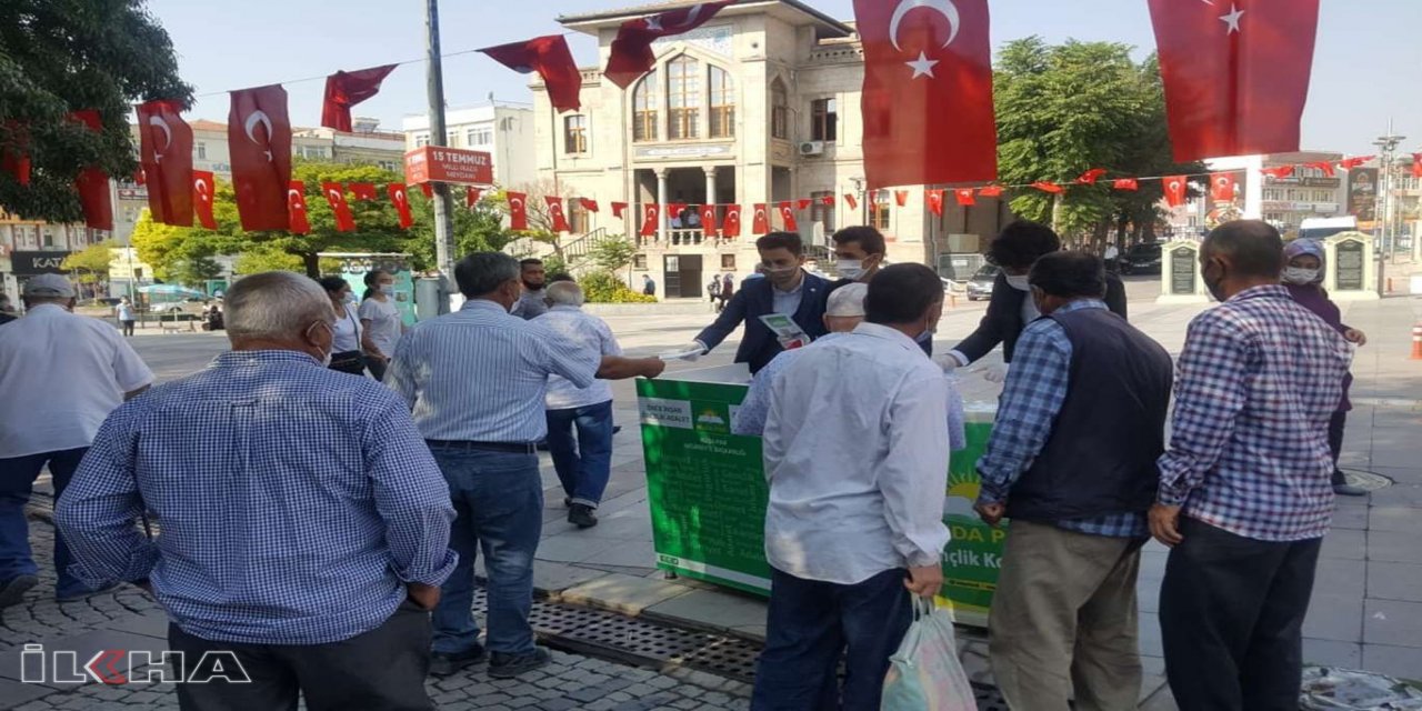 Hür Gençlik Aksaraylı vatandaşlara maske dağıttı