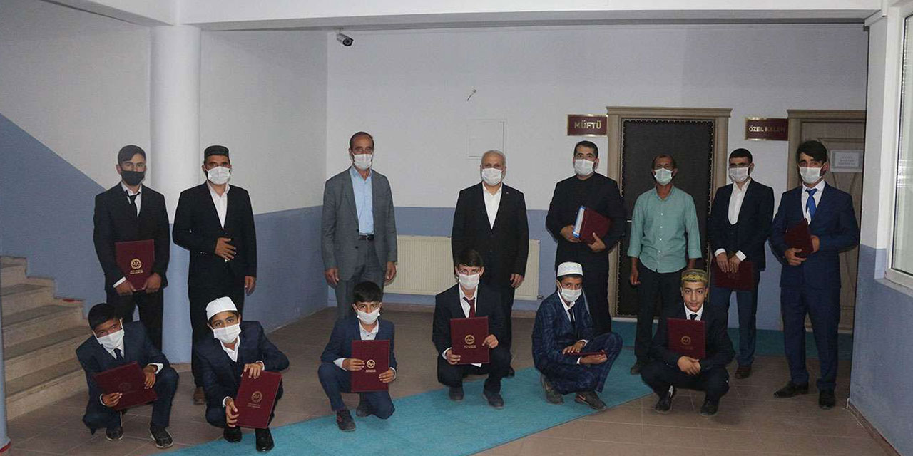 Ağrı'da eğitimini tamamlayan hafızlara belgeleri verildi