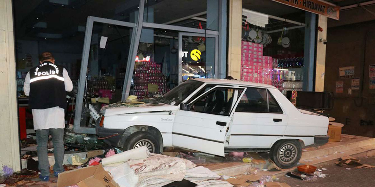 Gaziantep’te otomobil züccaciye dükkanına girdi: Biri ağır 3 yaralı