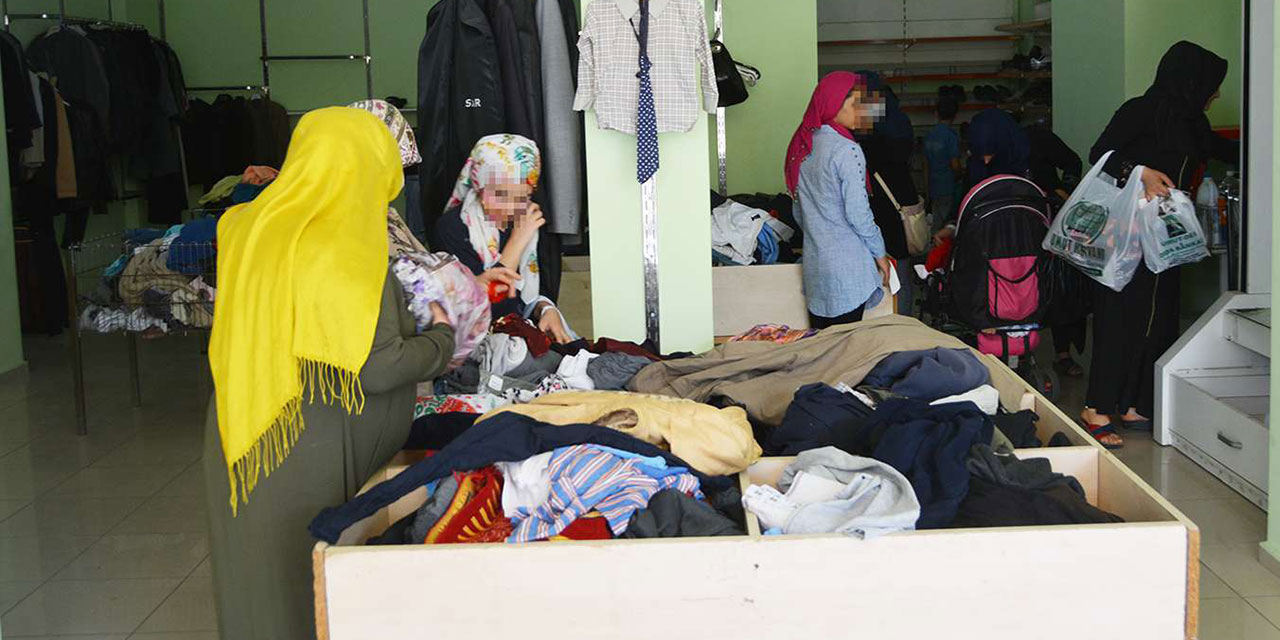 Karwana Hêvîyê ji bi sedan malbatên Sûrîyeyî re alîkarîya cil û bergan kir