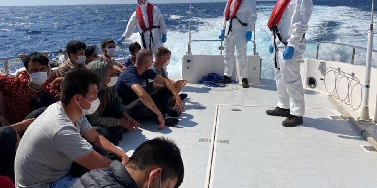 Muğla açıklarında 54 düzensiz göçmen kurtarıldı, 2 göçmen kaçakçısı yakalandı