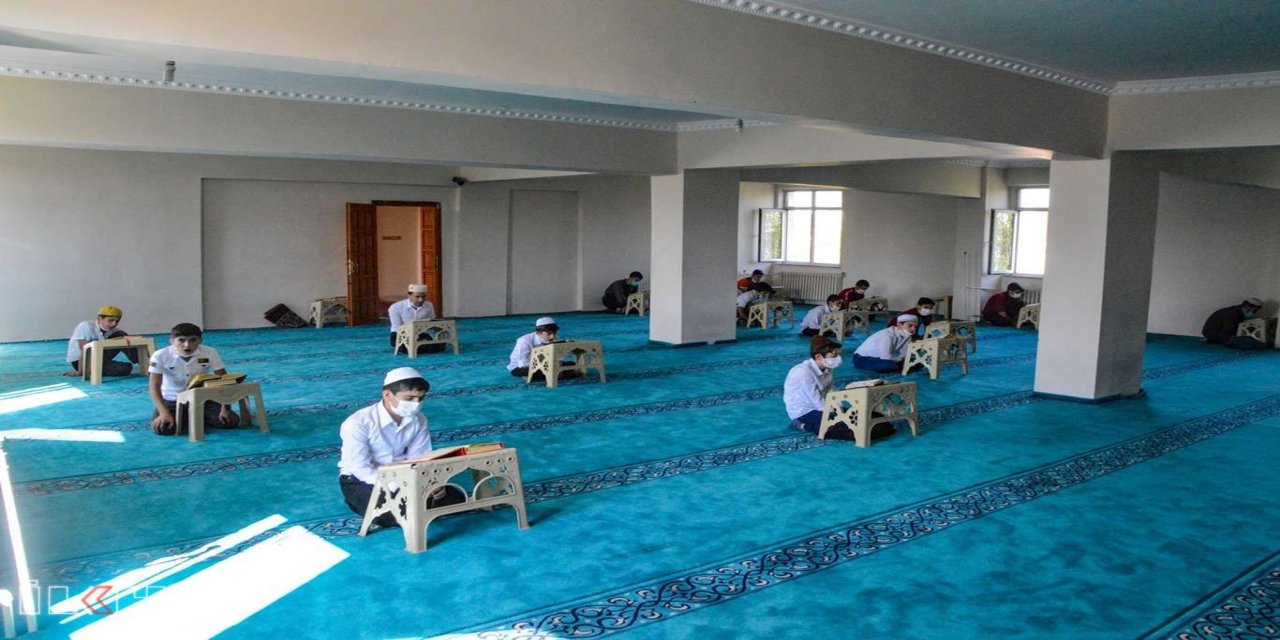 ​Ağrı'da pandemiye ve küçük yaşlarına rağmen hafız oldular