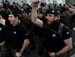 Yunanistan'da Asker de Sokakta!