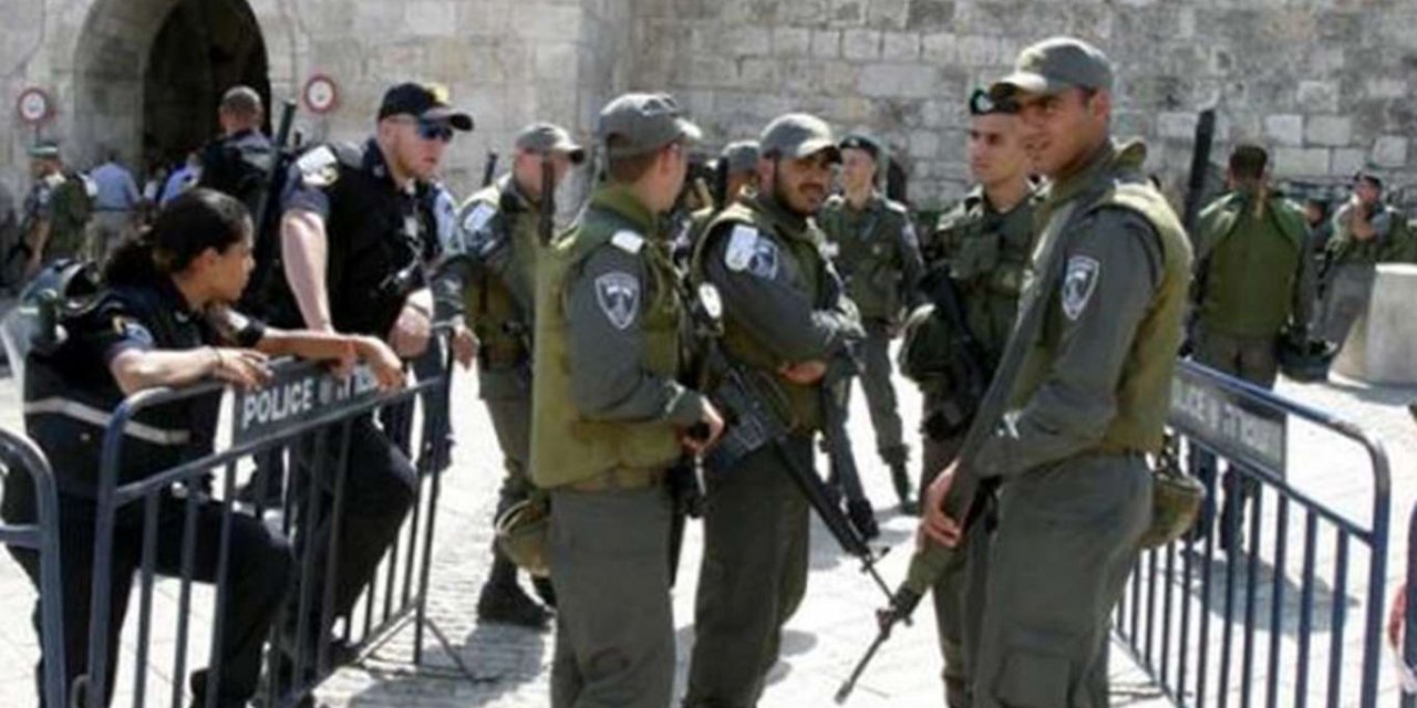 Siyonist işgal rejimi Mescid-i Aksa’da namaz kılınmasını engelliyor