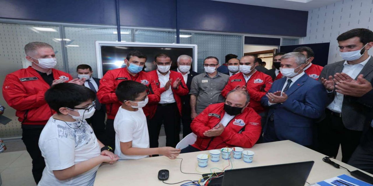 Bakan Varank: "Türkiye'nin geleceğini parlak görüyoruz"