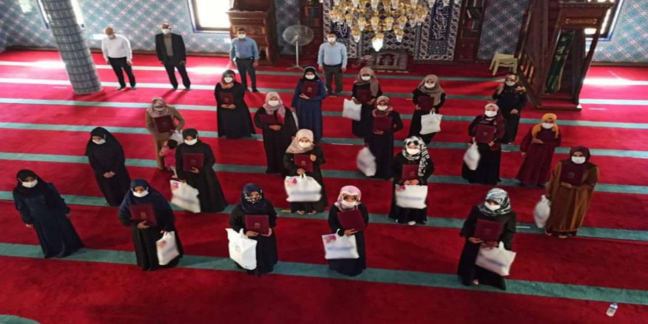 Hafızlık eğitimini tamamlayan 22 öğrenciye belgeleri verildi