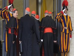 Papalık seçimi başladı
