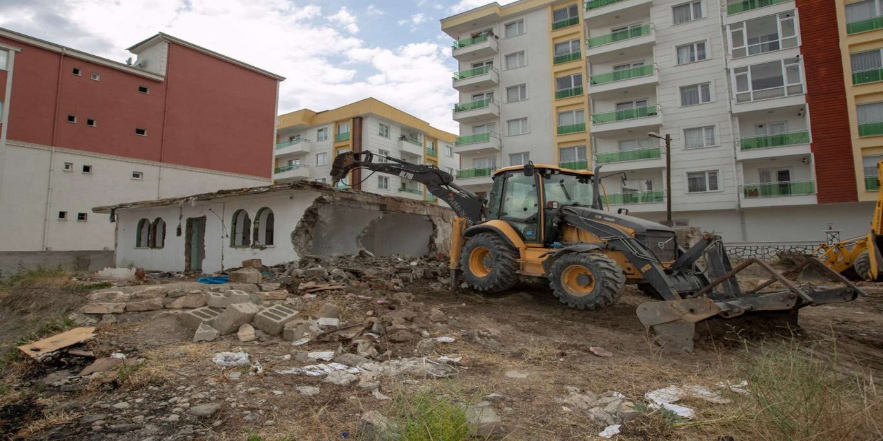 Van’da metruk yapı ve ahır yıkımları devam ediyor