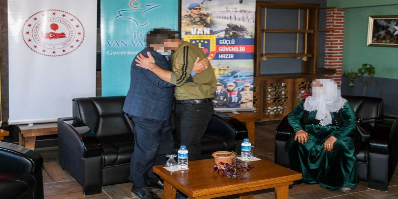 Teslim olan PKK'li ailesiyle buluşturuldu