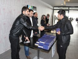 Ensar Kulübü Üniversite'de Kur'an meali dağıttı