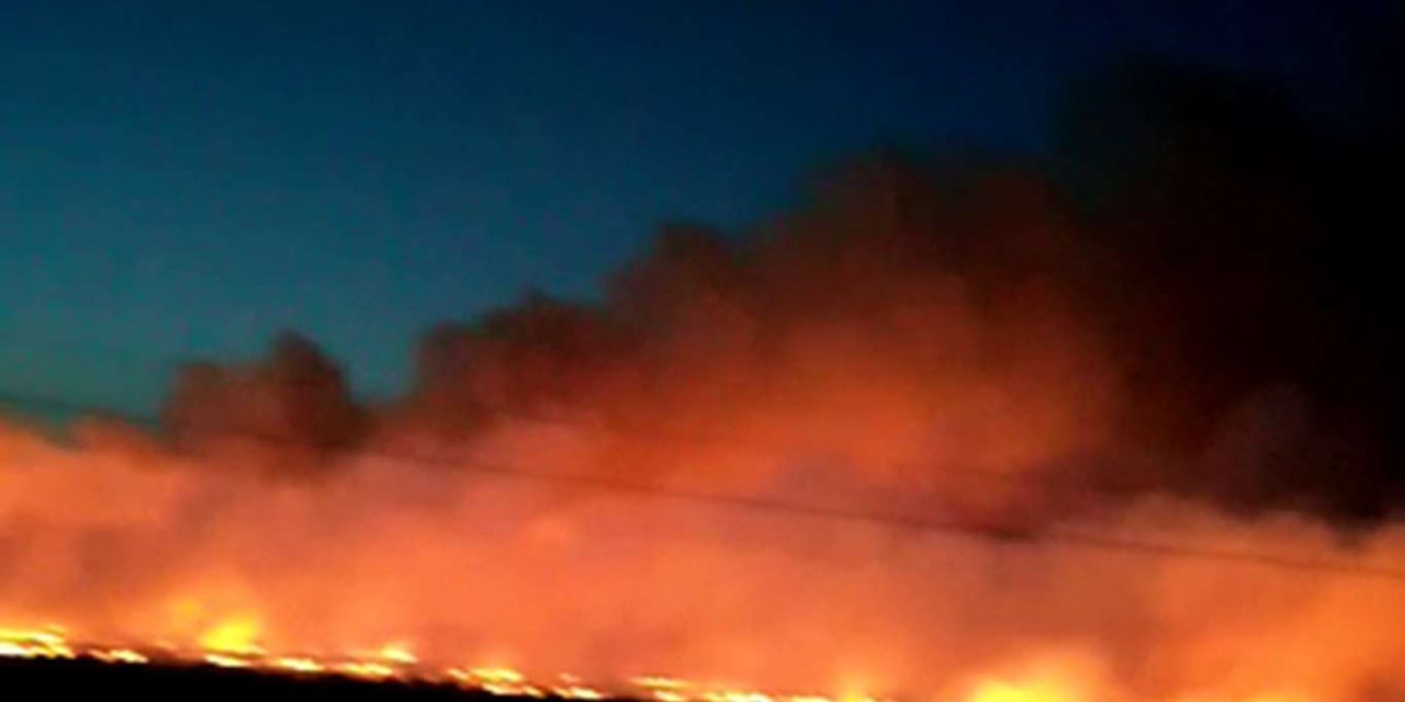 Diyarbakır Bismil yolu Yuvacık yakınlarında çıkan anız yangını sürücülere zor anlar yaşatıyor