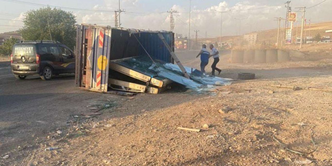 Kurtalan'da cam yüklü kamyon devrildi: 2 yaralı
