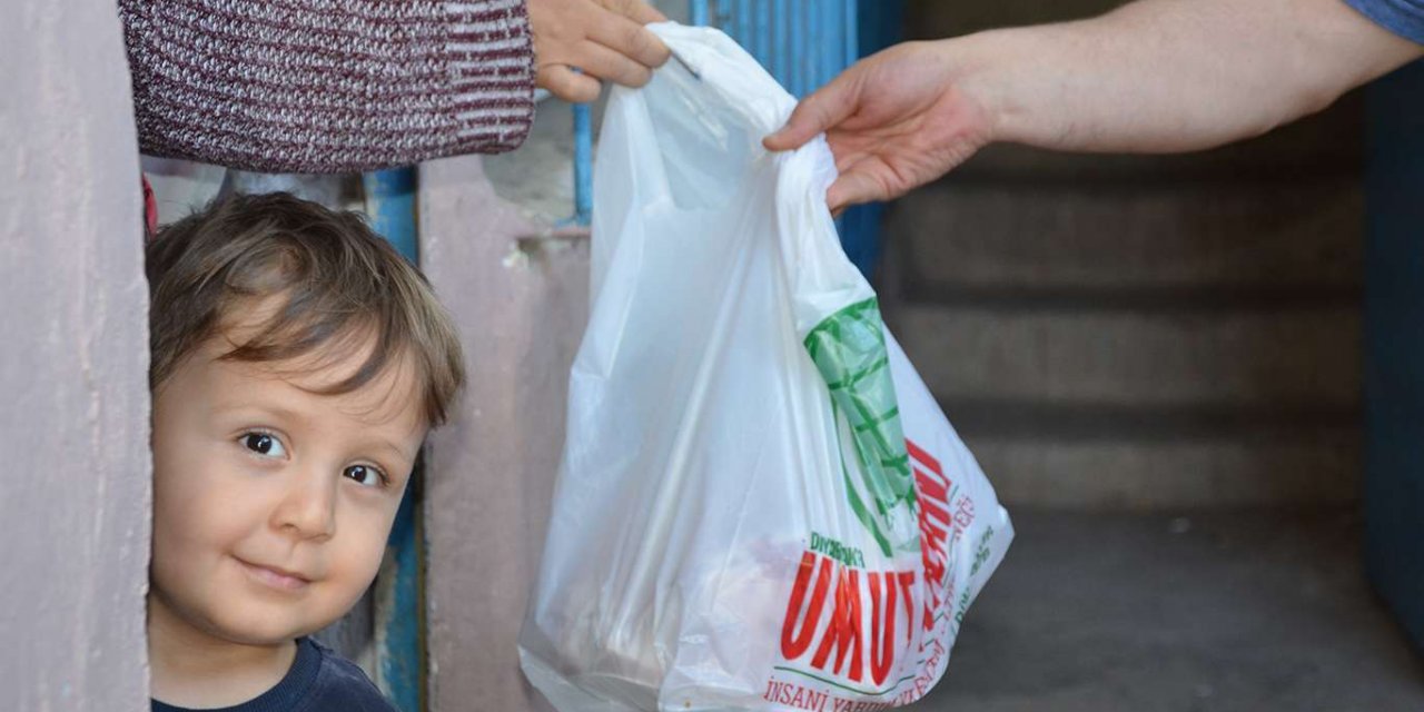 Umut Kervanı Diyarbakır'da yüzlerce aileye kırmızı et dağıttı
