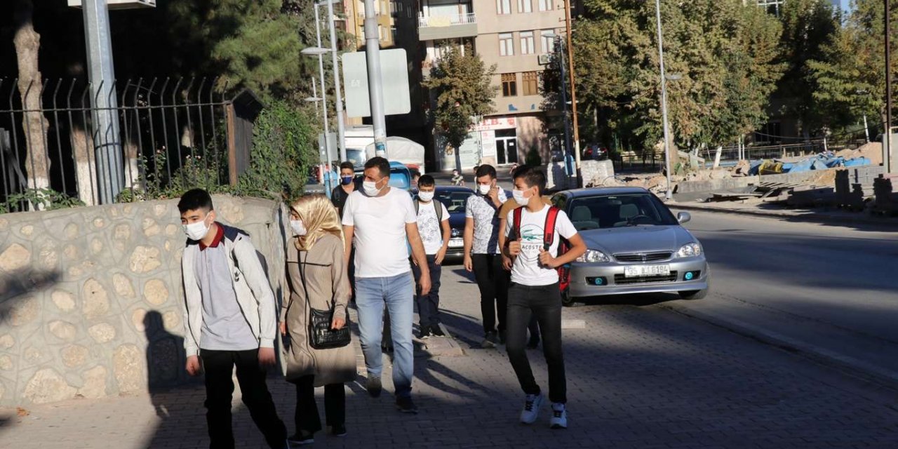 Yüz yüze eğitime başlayan lise öğrencileri hem heyecanlı hem endişeli