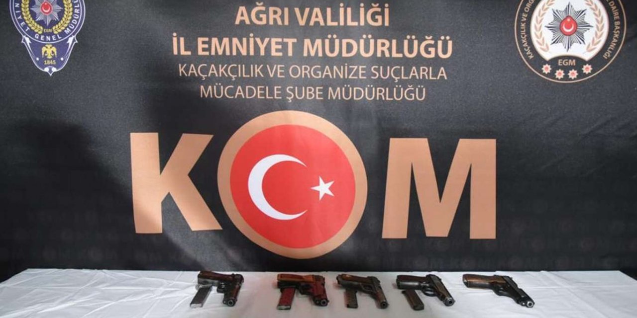 Ağrı'da ruhsatsız tabancalarla yakalanan kişi tutuklandı