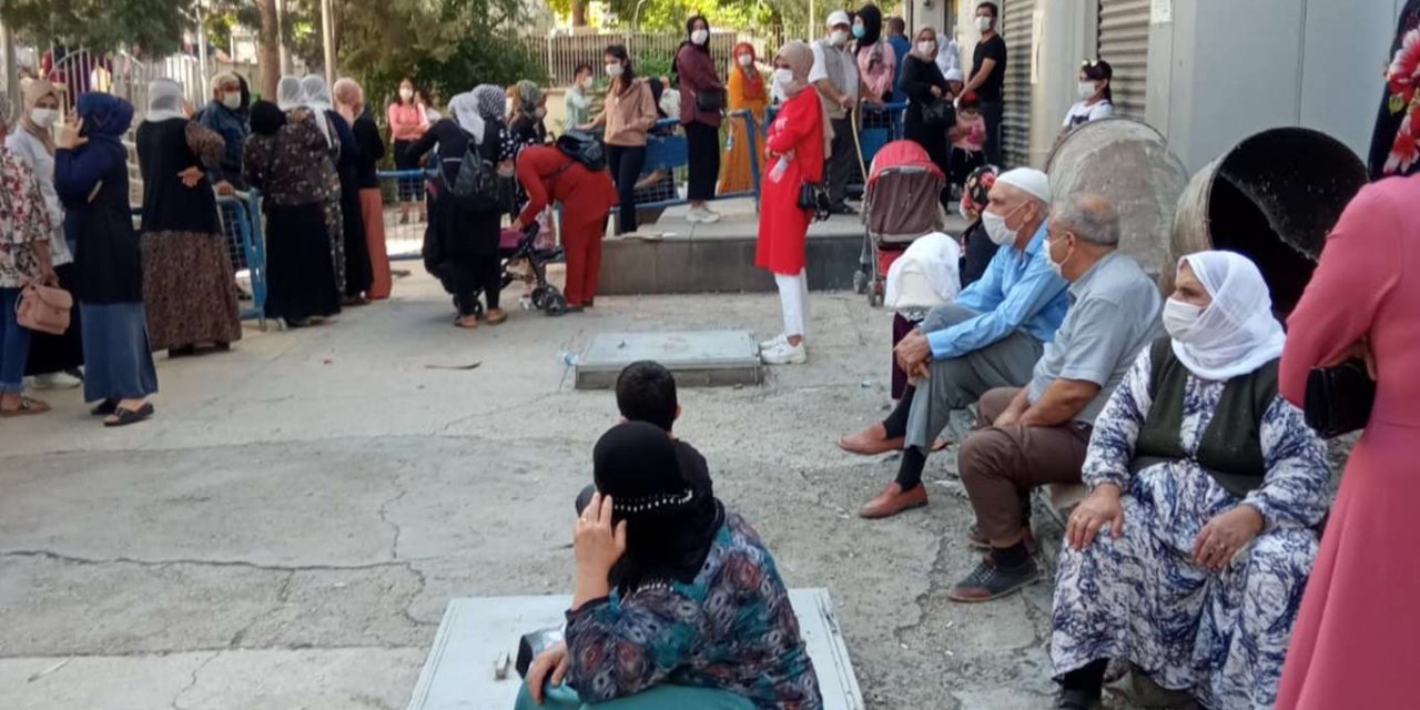 Nusaybin'de PTT önünde yine kuyruk rezaleti
