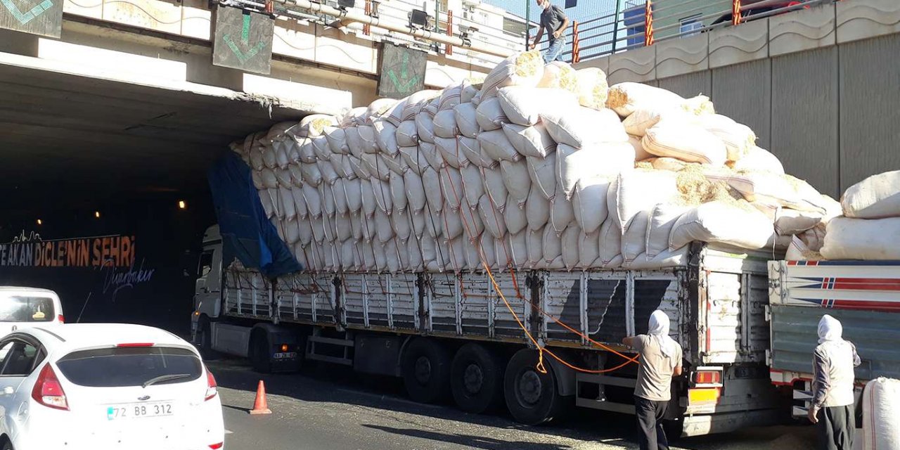Diyarbakır Yeni Hal Köprülü Kavşağı'nda saman yüklü TIR alt geçitte sıkıştı