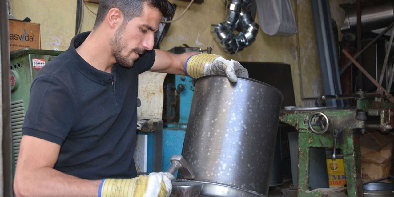 Kış hazırlıklarını bitiren sobacılar zamana yenik düşen baba mesleğini yaşatmaya çalışıyor