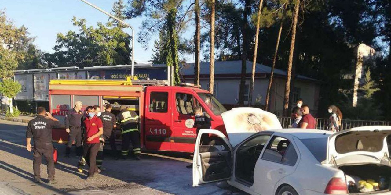 Kırmızı ışıkta bekleyen araçta yangın çıktı