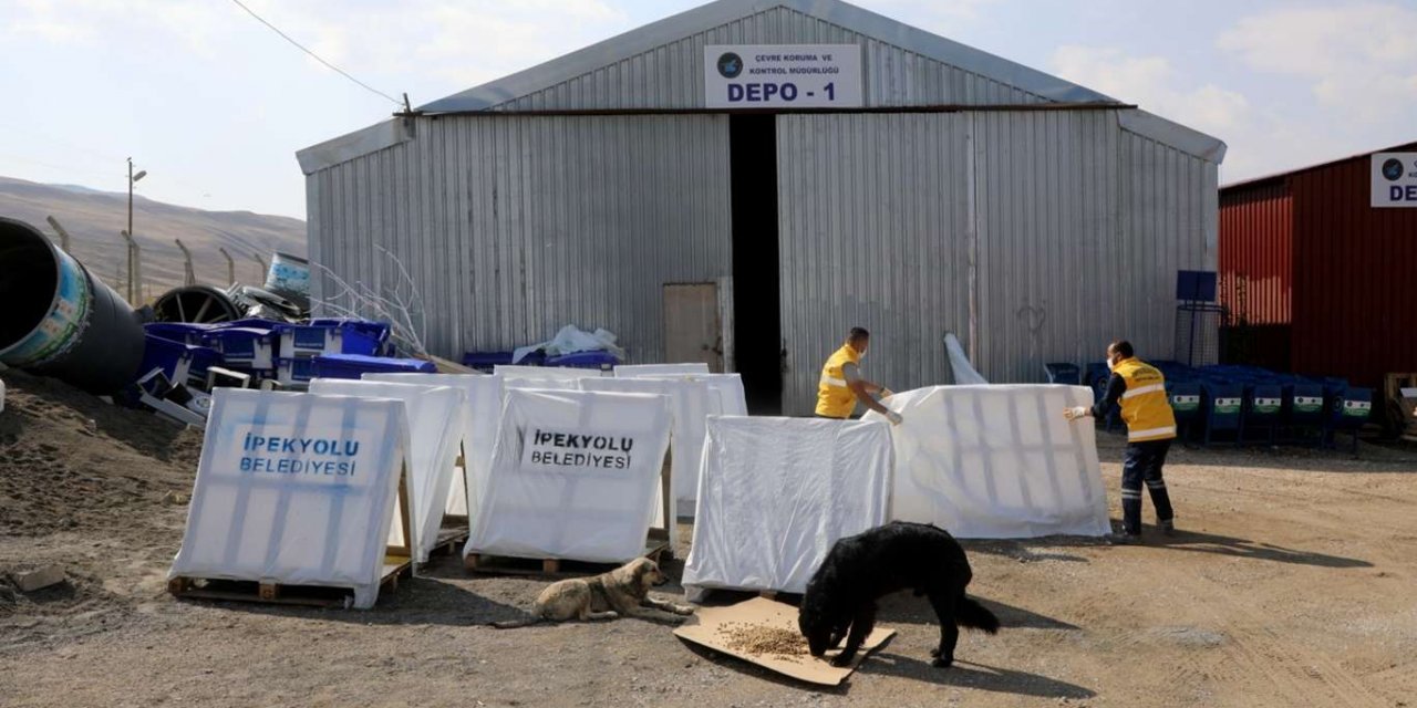 Van'ın İpekyolu Belediyesi sokak hayvanları için kışlık barınak yaptı
