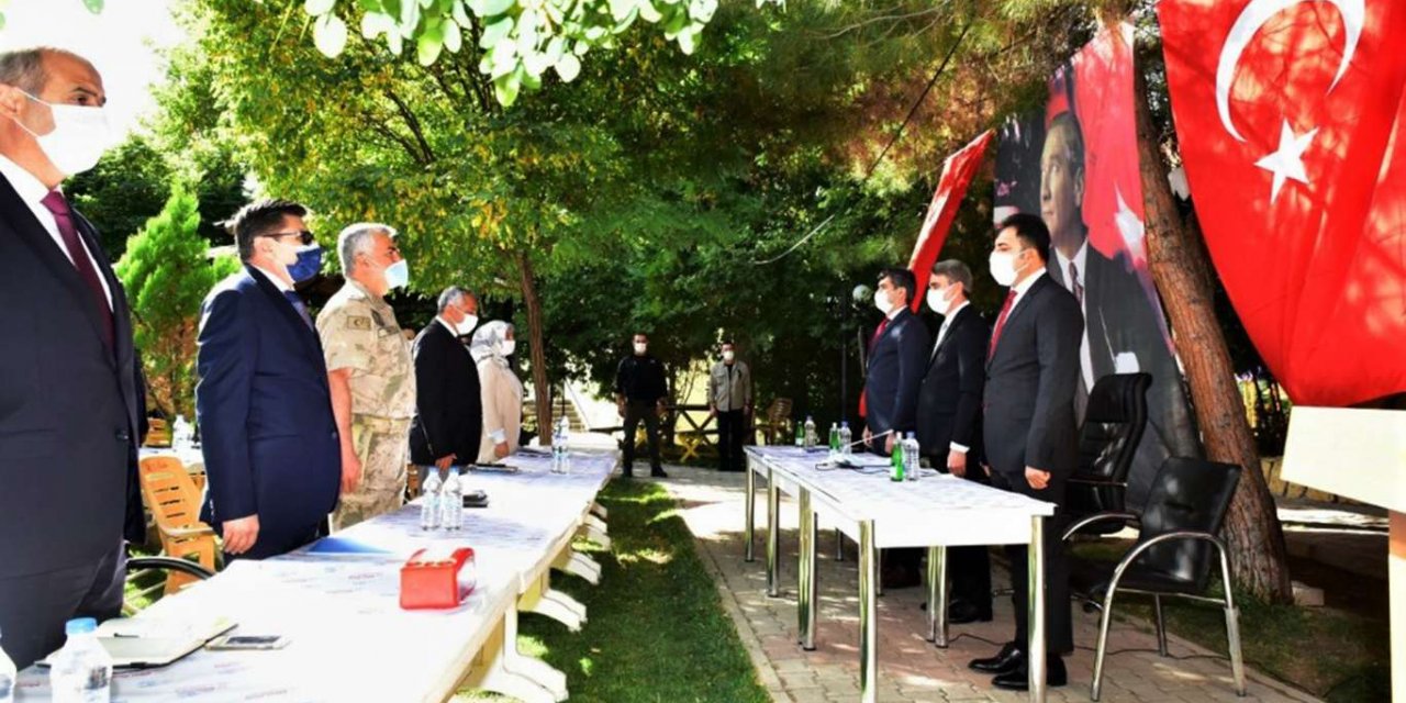Vali Baruş, Kuluncak ilçesinde Muhtar, STK ve kanaat önderleri ile toplantı düzenledi