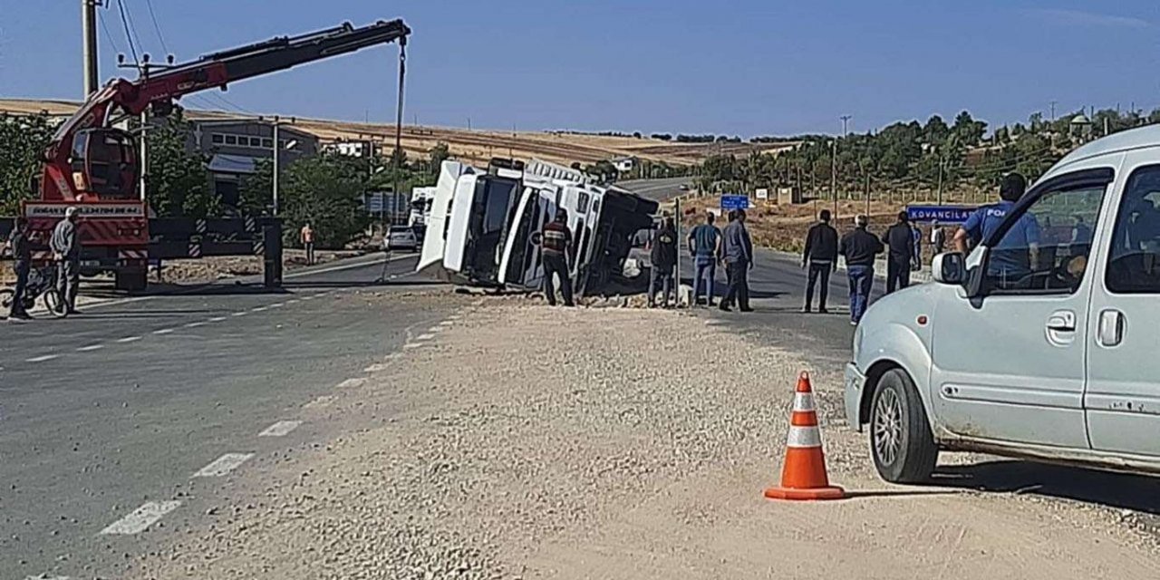Kovancılar'da demir yüklü TIR devrildi: 1 yaralı