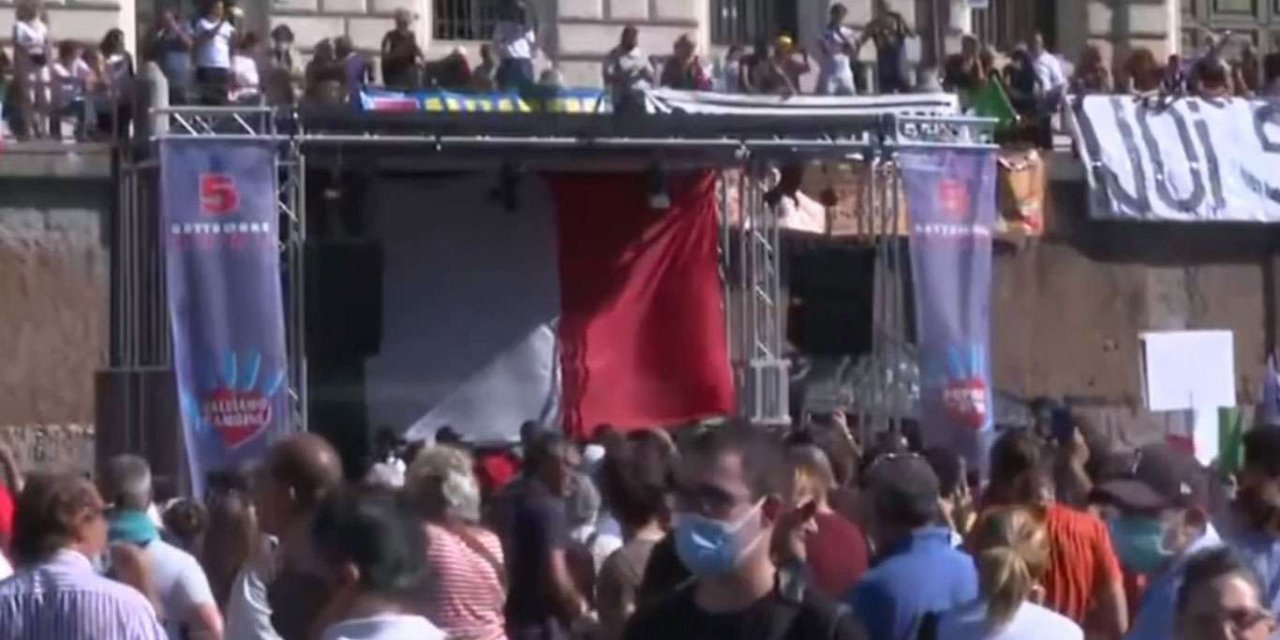 İtalya'da Covid-19'a yönelik tedbir ve uygulamalar protesto edildi