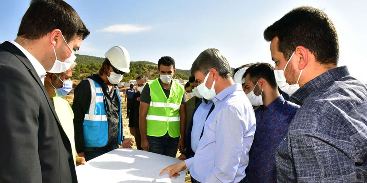 Malatya Valisi Baruş depremzede konutlarını yerinde inceledi