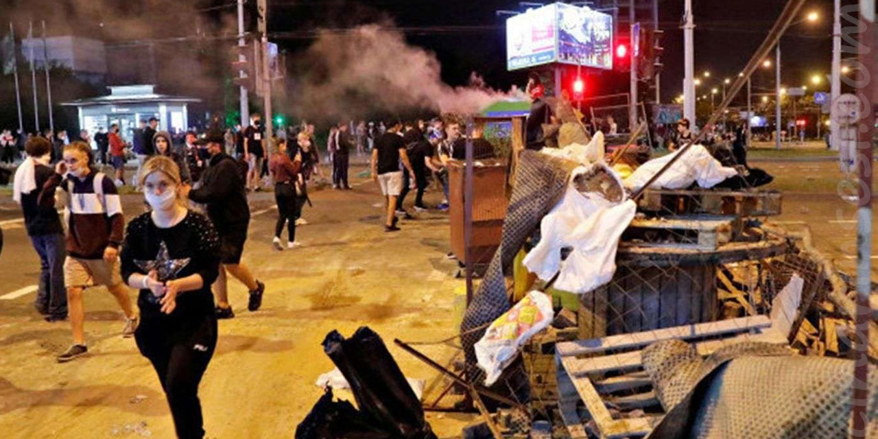 Belarus’un başkenti Minsk’te protestocular polis ile çatıştı