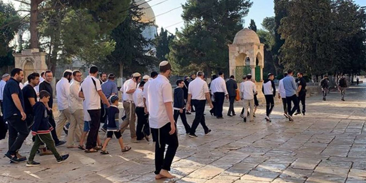 Siyonist yerleşimciler Mescid-i Aksa'yı kirletti