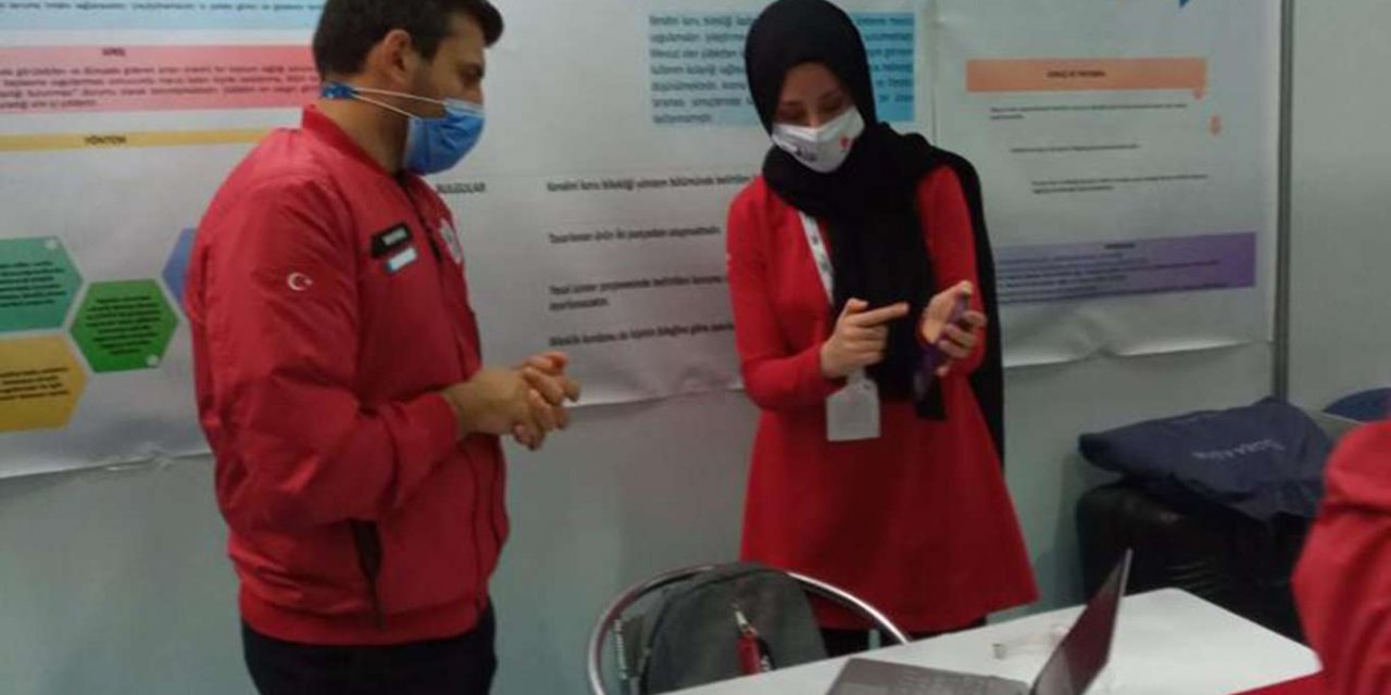 TÜBİTAK'ın düzenlediği yarışmada Türkiye 2’ncisi olan öğrenci, ödülünü Bayraktar’dan aldı