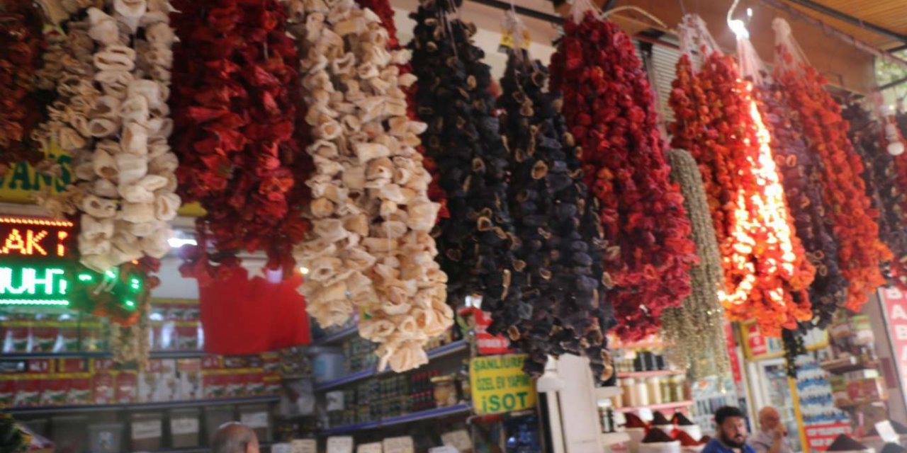 Şanlıurfa'da havaların soğumasıyla birlikte kurutmalık ürünlere talep arttı