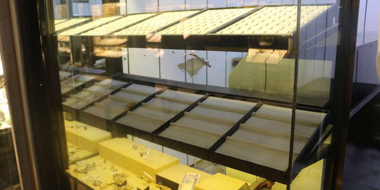 Hırsızlar önce anahtarı çaldılar ardından kuyumcu dükkanını soydular