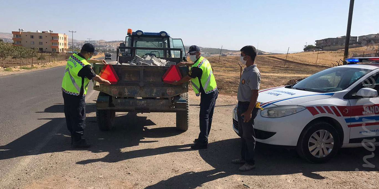 Siirt’te kamyon ve traktör sürücülerine reflektör dağıtımı yapıldı