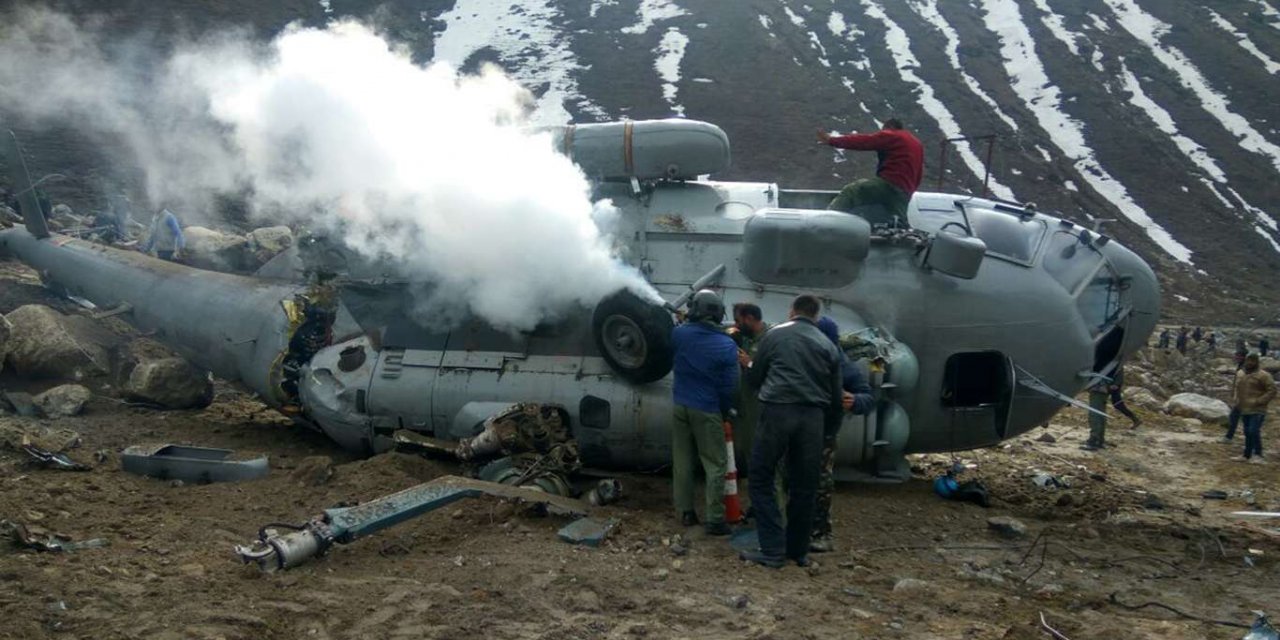 Afganistan'da 2 askeri helikopter düştü