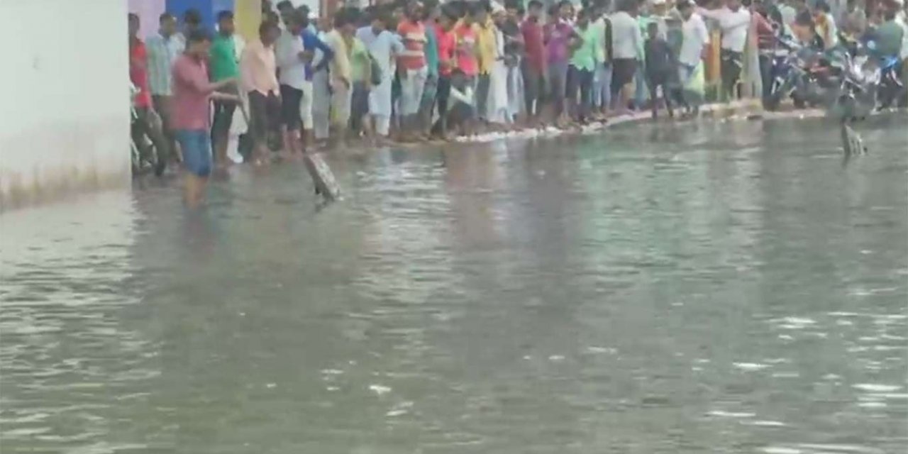 Hindistan'ın güneyinde meydana gelen selde en az 12 kişi öldü