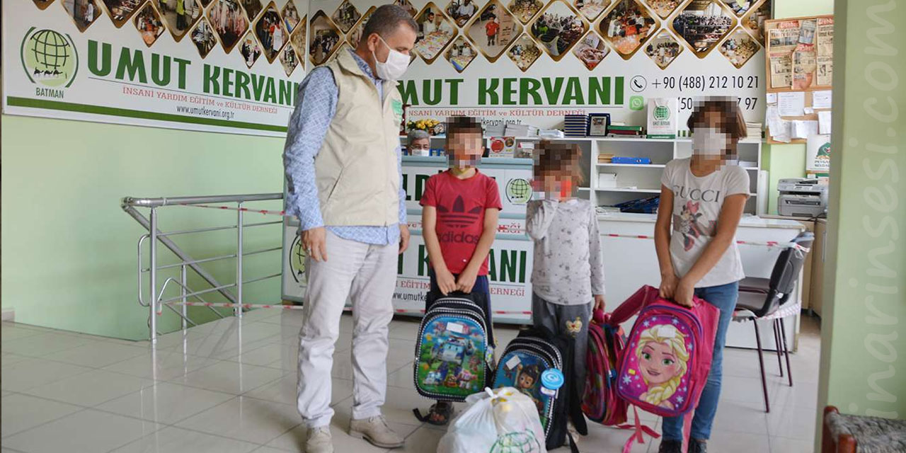 Batman Umut Kervanı, öğrencilere kırtasiye ve gıda yardımında bulundu
