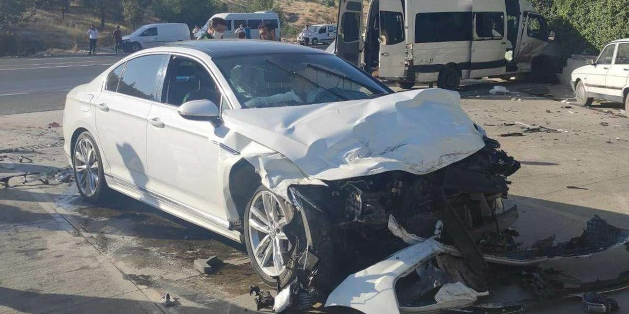 Şanlıurfa'da işçi servisi ile otomobil çarpıştı: 15 yaralı