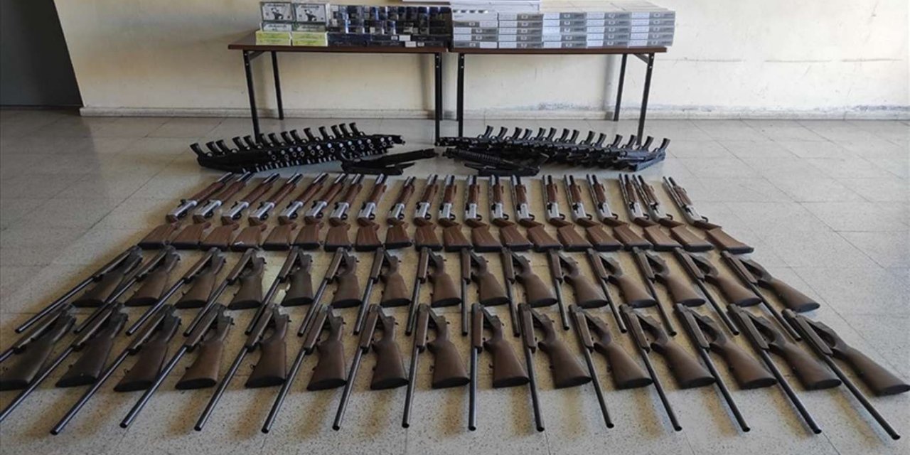 Hakkâri ve Van sınırında çok sayıda silah ve kaçak sigara ele geçirildi