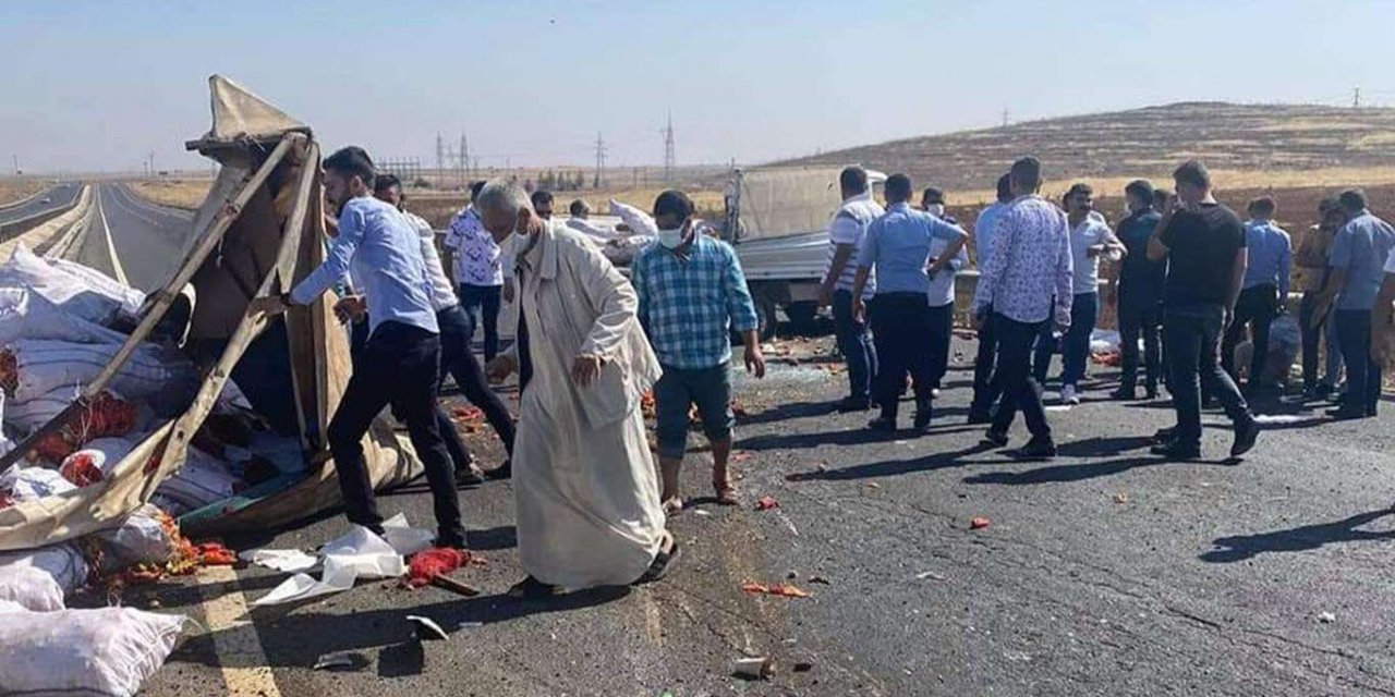 Viranşehir'de bariyerlere çarpan kamyonet kaza yaptı: 3 yaralı