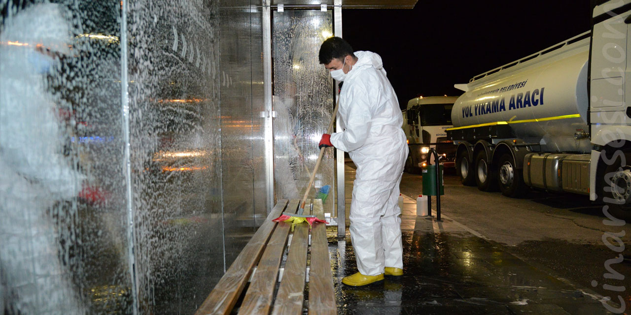 Diyarbakır Büyükşehir Belediyesi durak ve üstgeçitleri yıkadı